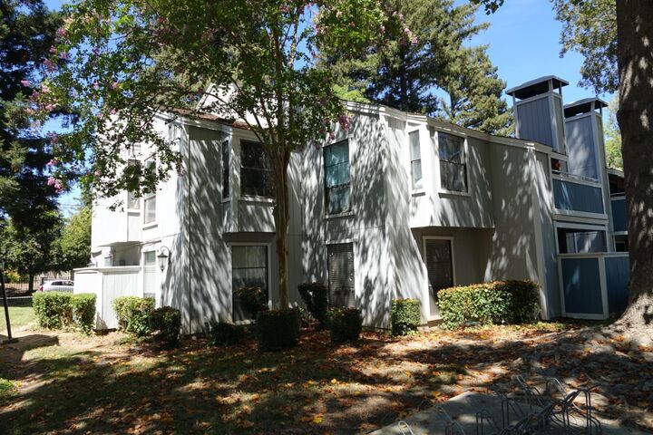 Property Photo: 800 Del Verde Circle 4 CA 95833