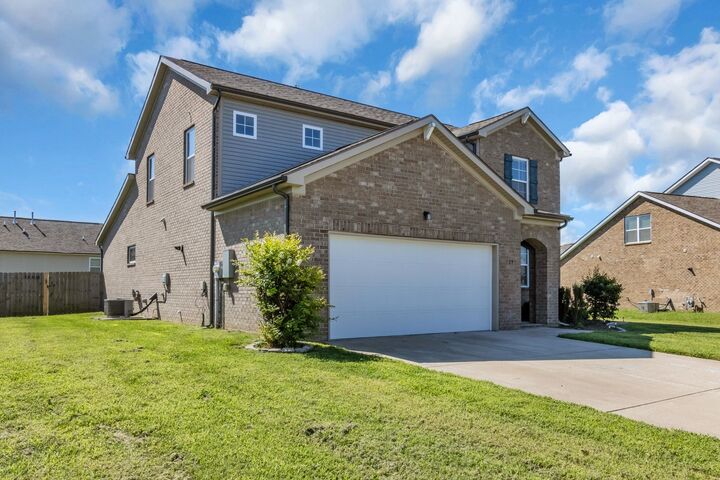 Property Photo:  729 Amberton Dr  TN 37167 