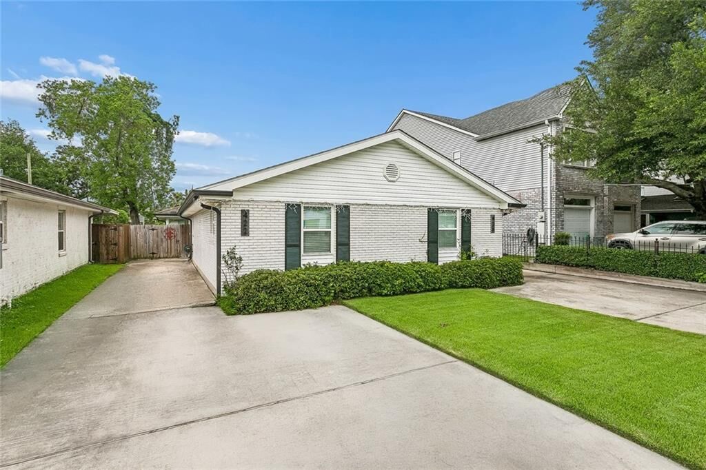 Property Photo:  422 Nursery Avenue  LA 70005 