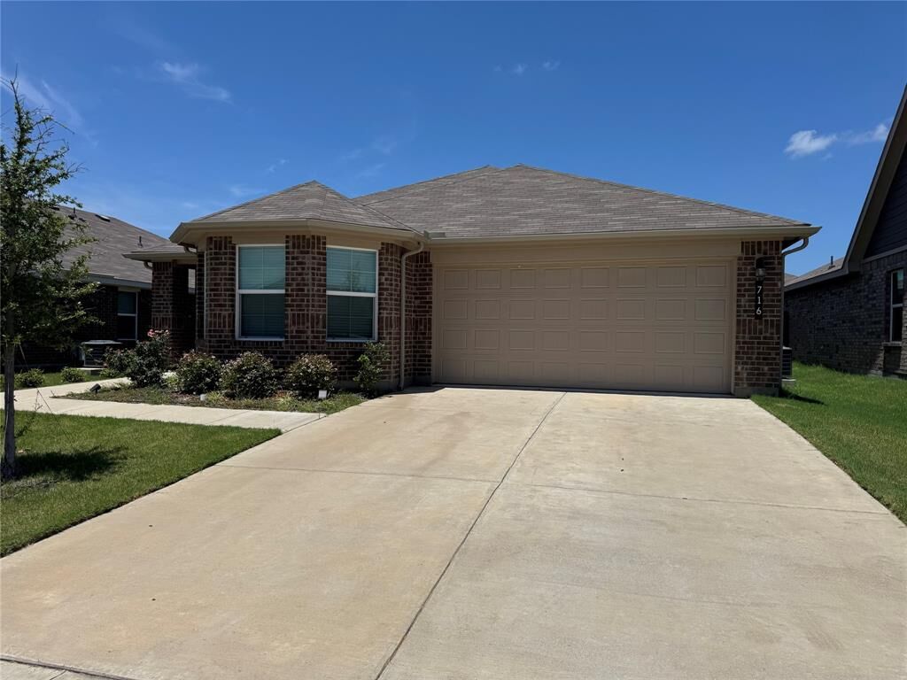 Property Photo: 716 Griffith Park Trail TX 76009