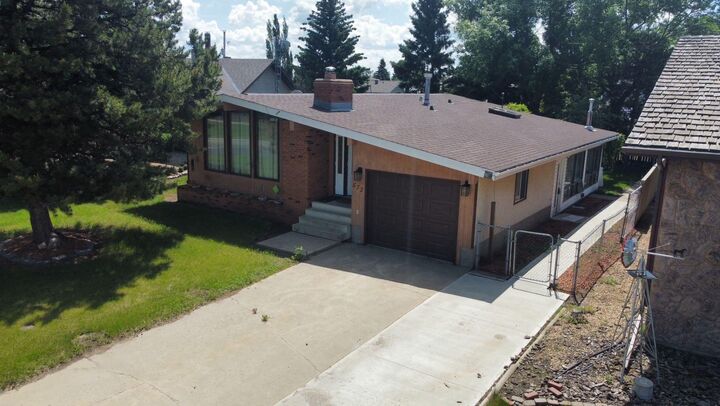 Property Photo:  572 West Crescent  AB T0B 1N0 