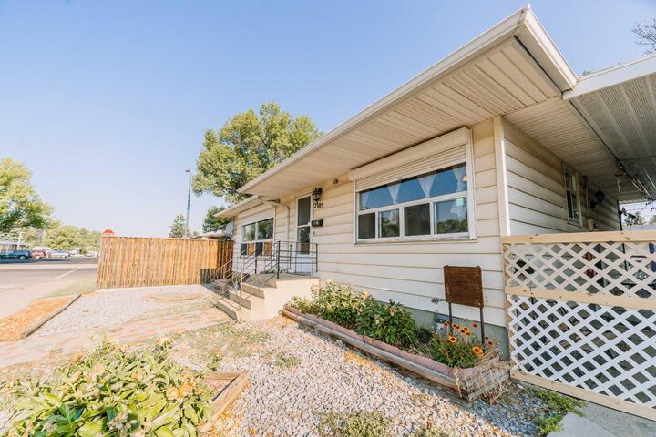 Property Photo:  2305 7 Avenue N  AB T1H 0Z2 