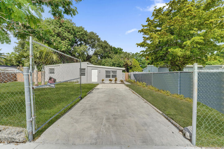 Property Photo:  1628 NW 11th Street  FL 33311 