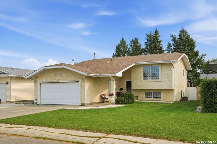Property Photo:  239 Manning Crescent  SK S7L 6J3 