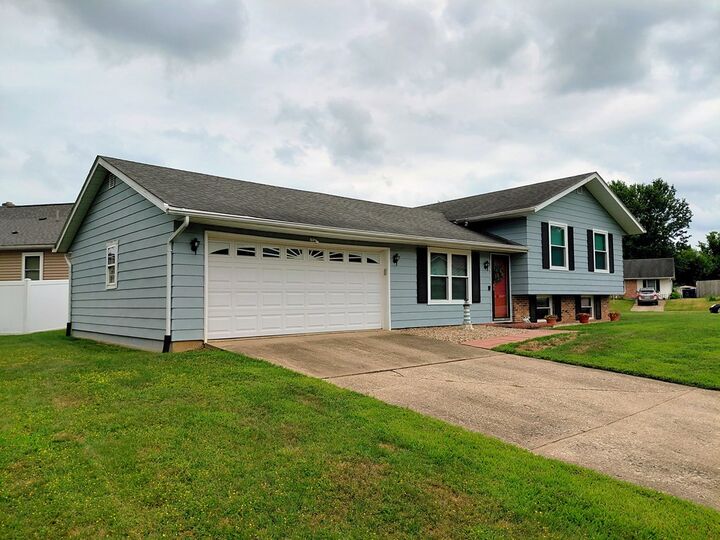Property Photo:  200 Williamsburg Lane  OH 43130 
