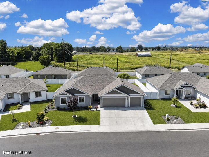 Property Photo: 804 Trellis St WA 98930