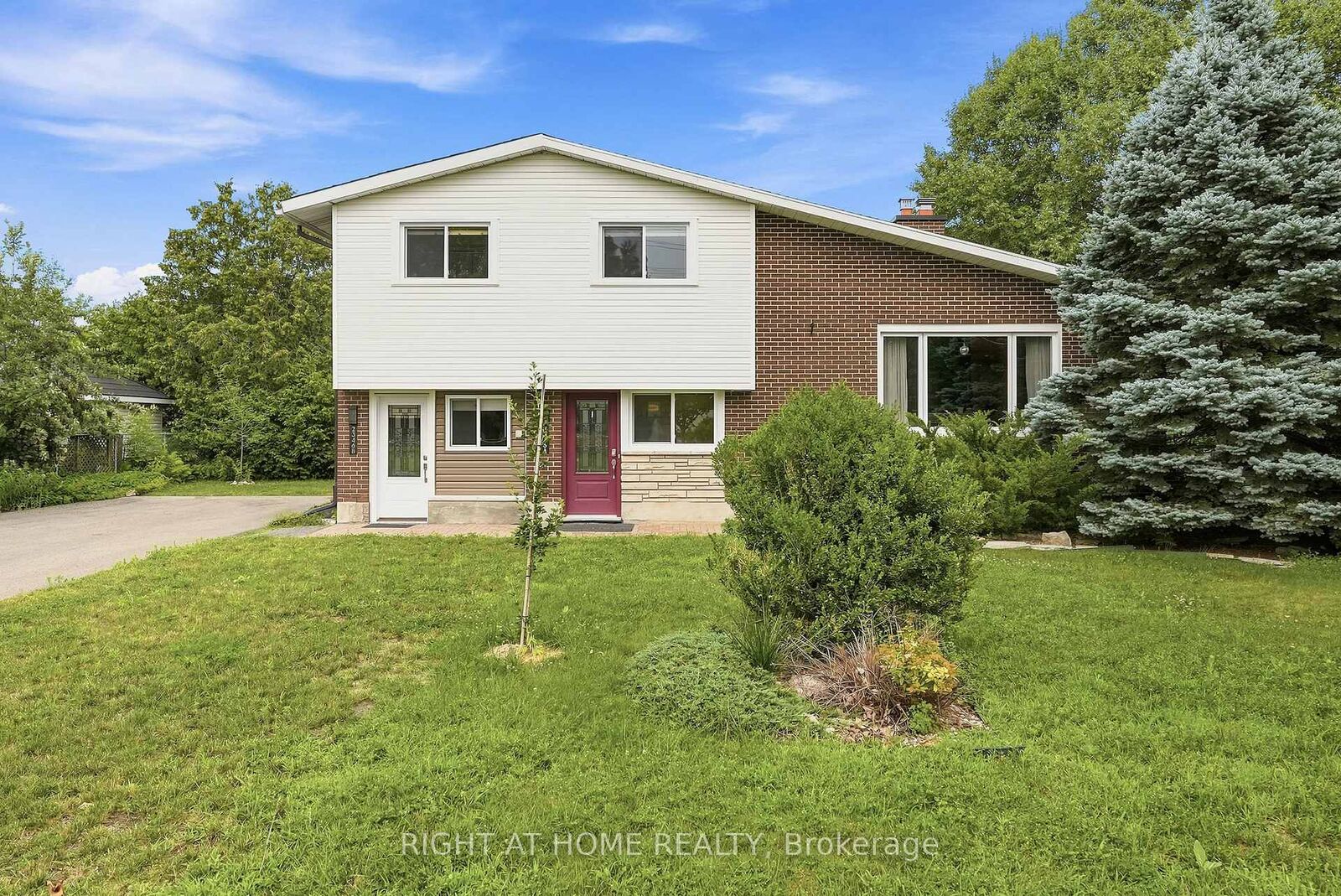 Property Photo:  2346 Edwin Crescent  ON K2C 1H7 