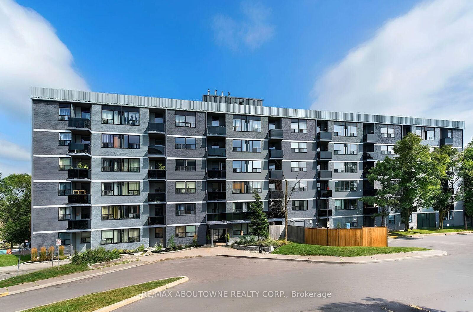 Property Photo:  147 Wellington Street W 202  ON L4G 2N9 