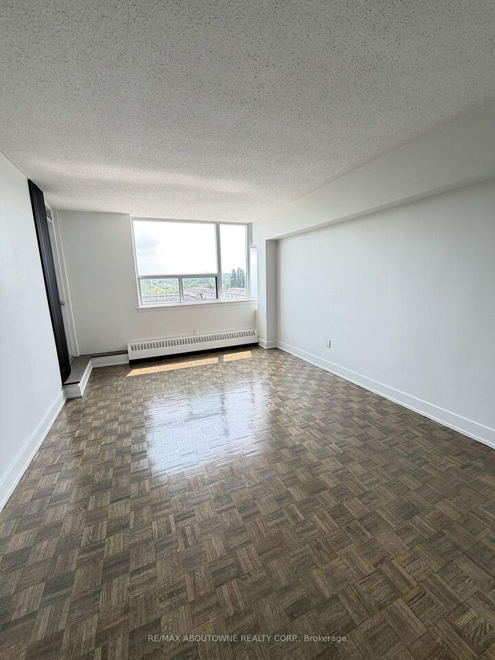 Property Photo: 147 Wellington Street W 614 ON L4G 2N9