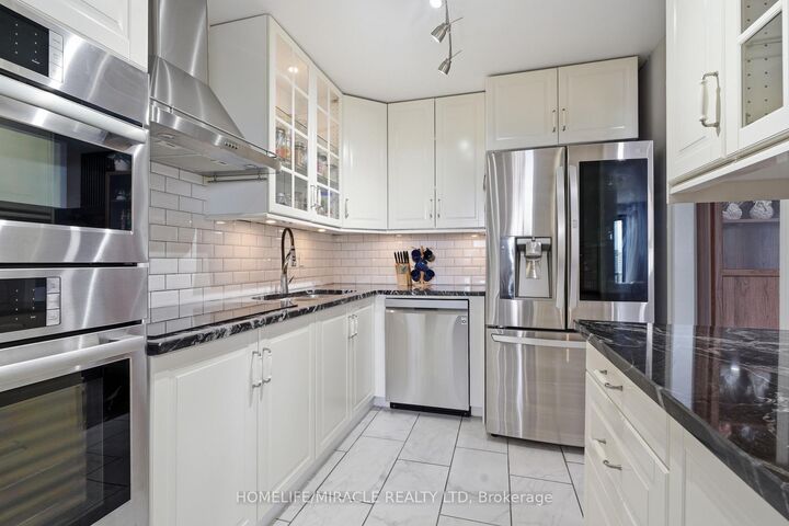 Property Photo:  1100 Courtland Avenue E 809  ON N2C 2H9 