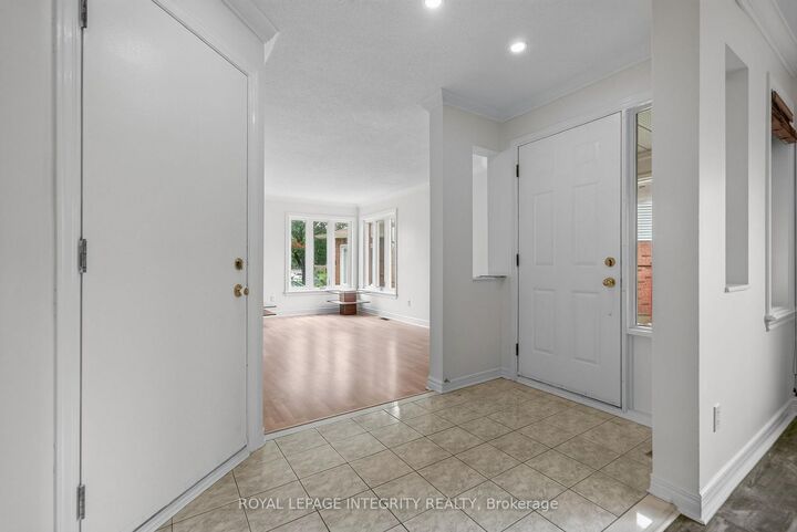 Property Photo:  137 Hunterswood Crescent  ON K1G 5W1 