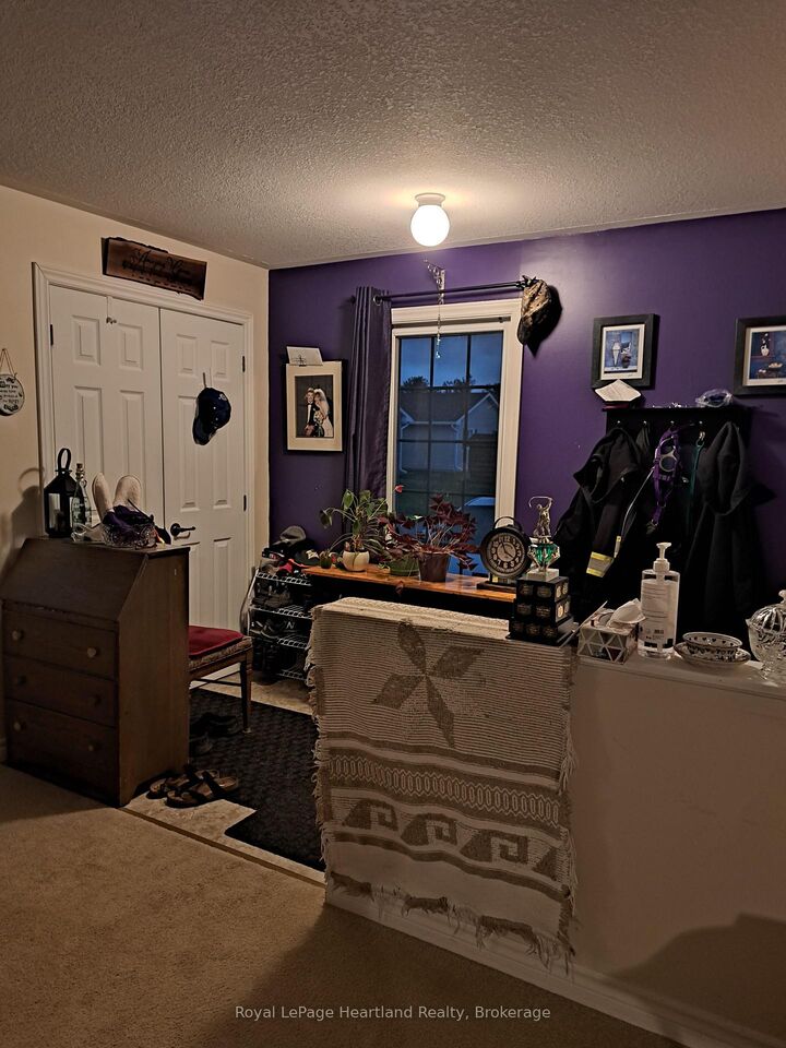 Property Photo: 5 Kellestine Drive ON N6G 0C5