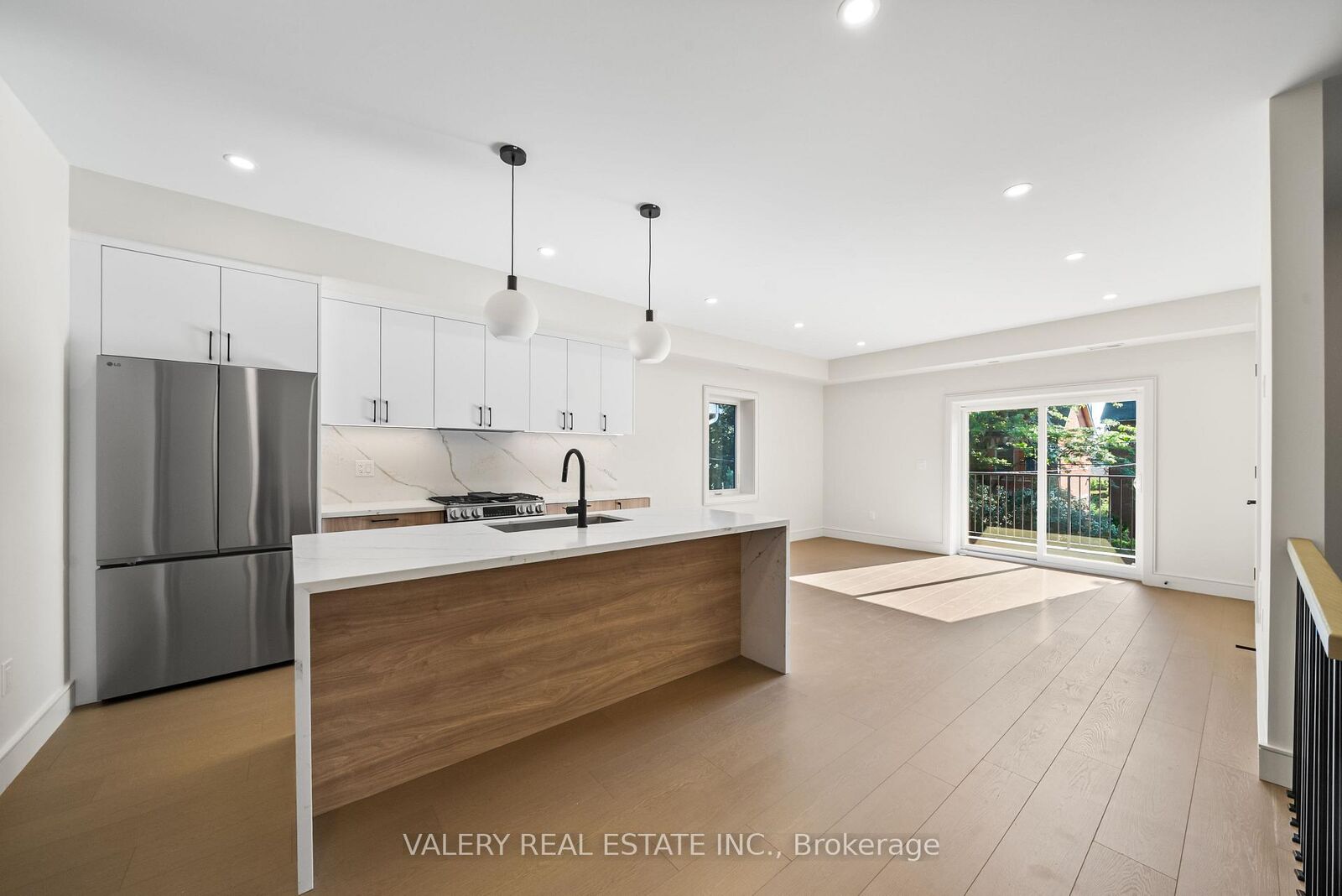 Photo de la propriété:  131 Dovercourt Road 2nd Floor  ON M6J 3C5 