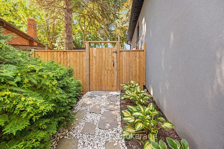 Property Photo:  1410 Petrie Way  ON L5J 1G5 