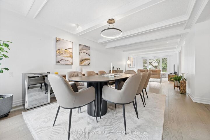 1194 Queen Victoria Avenue — photo 1