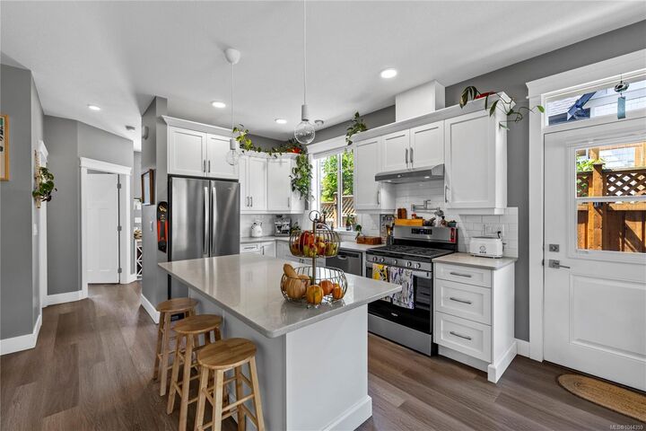 Property Photo:  476 Machleary St  BC V9R 2H2 