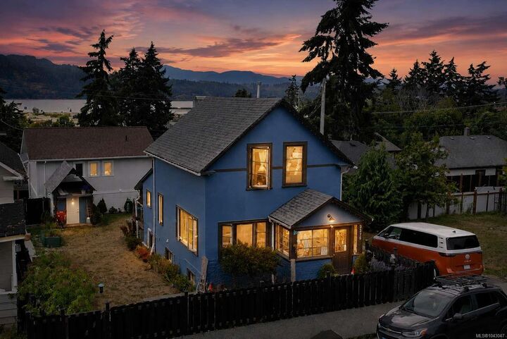 3376 6th Ave — photo 1