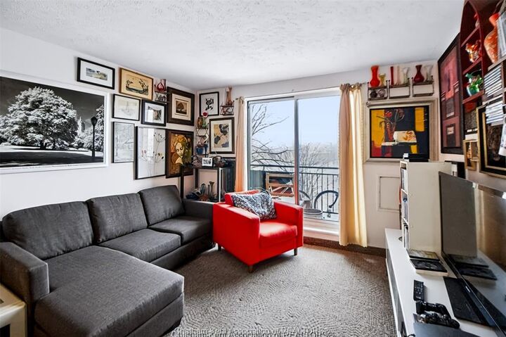 Property Photo: 130 Park Avenue East 404 ON N7M 3V6