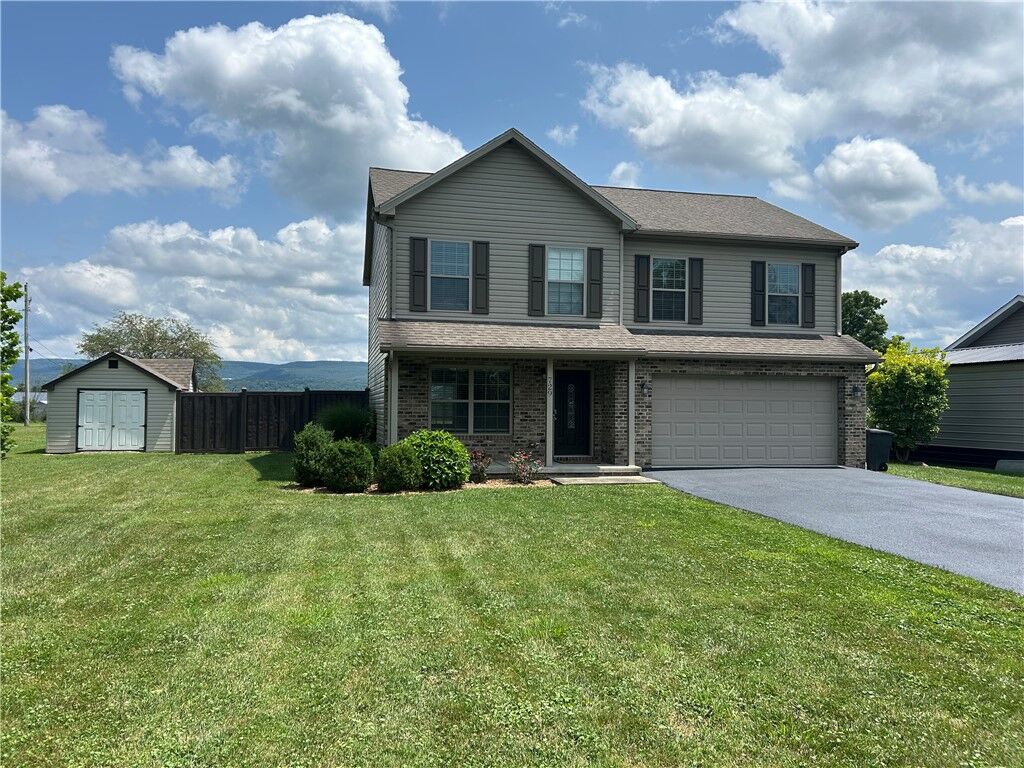 Property Photo: 729 Skylark Dr PA 15425