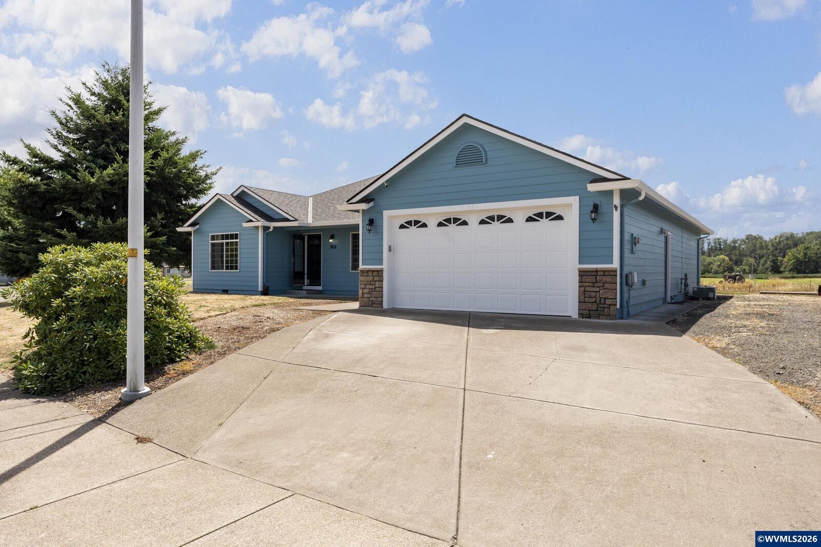 Property Photo:  904 Isabel Dr  OR 97352 