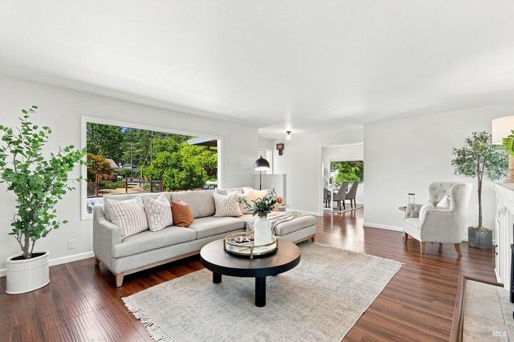 Property Photo: 2044 Hawthorne Court CA 95404