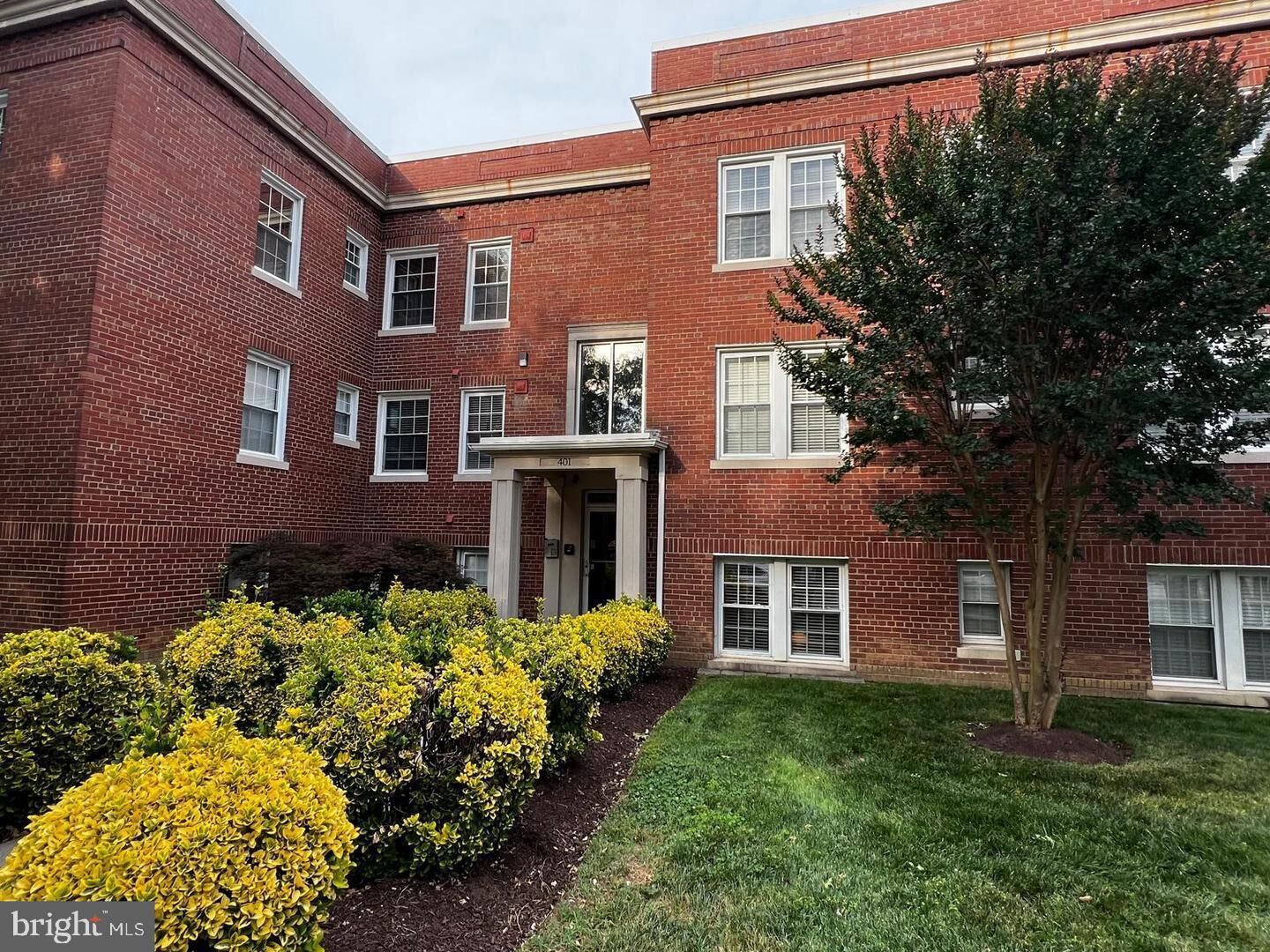 Property Photo: 401 Commonwealth Avenue 31A VA 22301