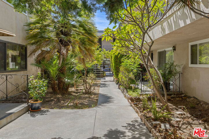 Property Photo:  1600 N Hobart Blvd, Unit 15  CA 90027 