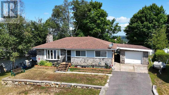 Property Photo: 7 Holt Pl ON P5A 1V3