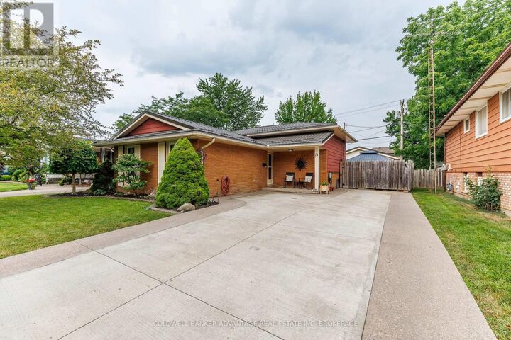 Property Photo: 74 Pinehurst Drive ON L3C 3J1