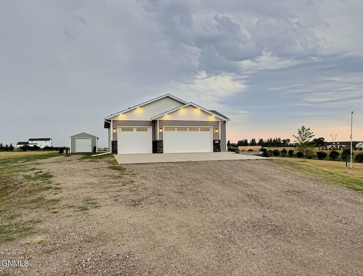Property Photo:  512 Apple Ridge Road  ND 58558 