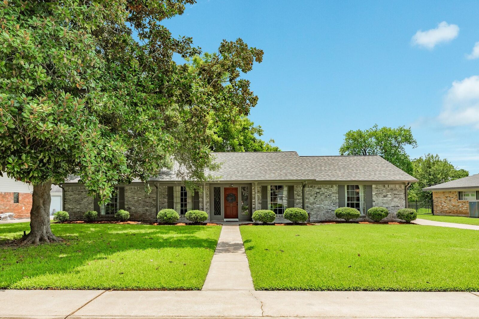 Property Photo: 320 Linden Lane TX 77566