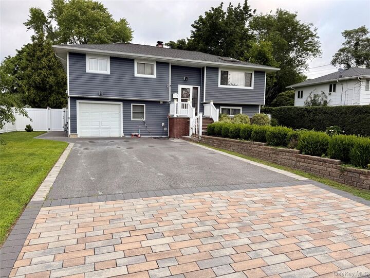 Property Photo:  