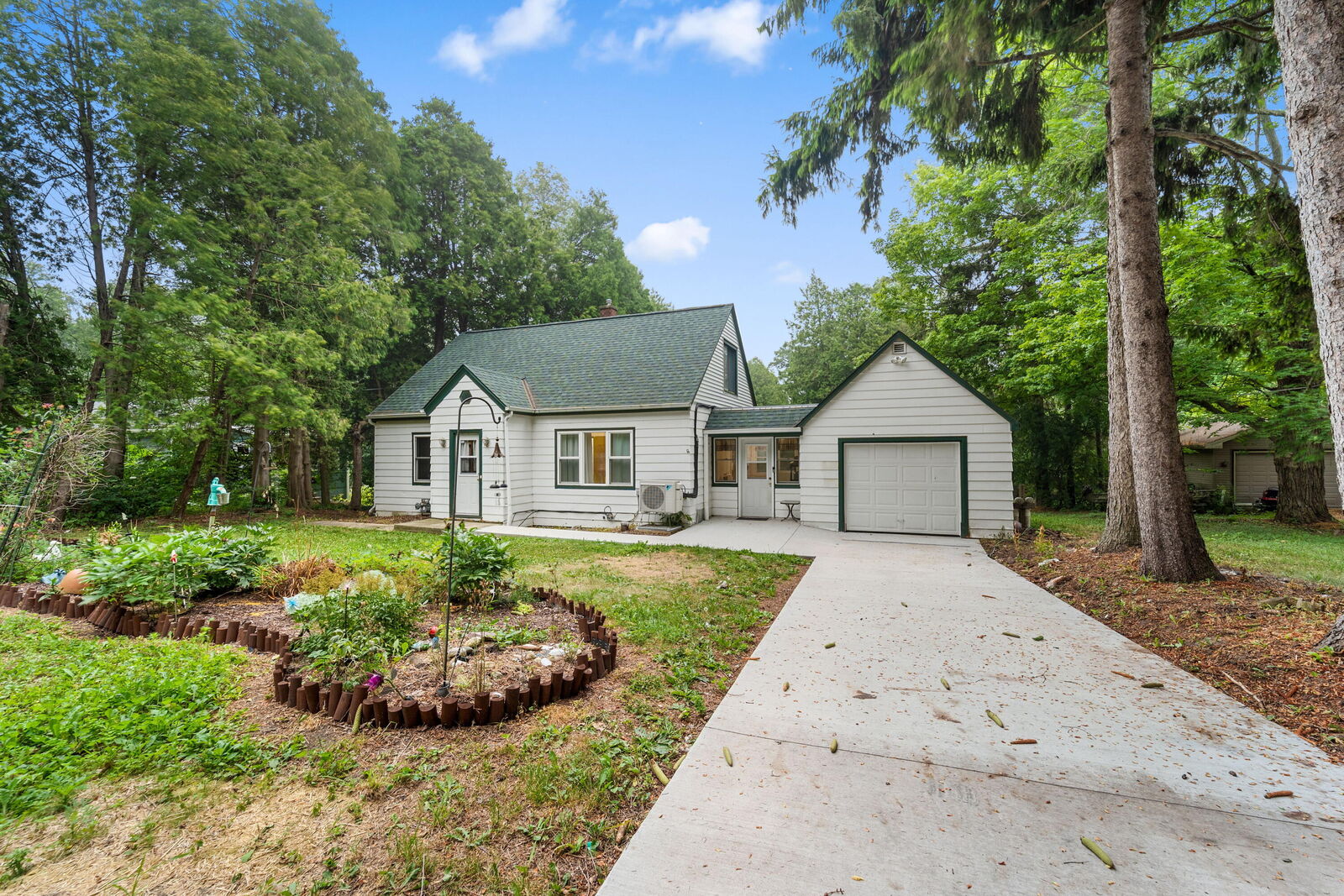 Property Photo:  1900 Edgewater Dr Dr  WI 53024 