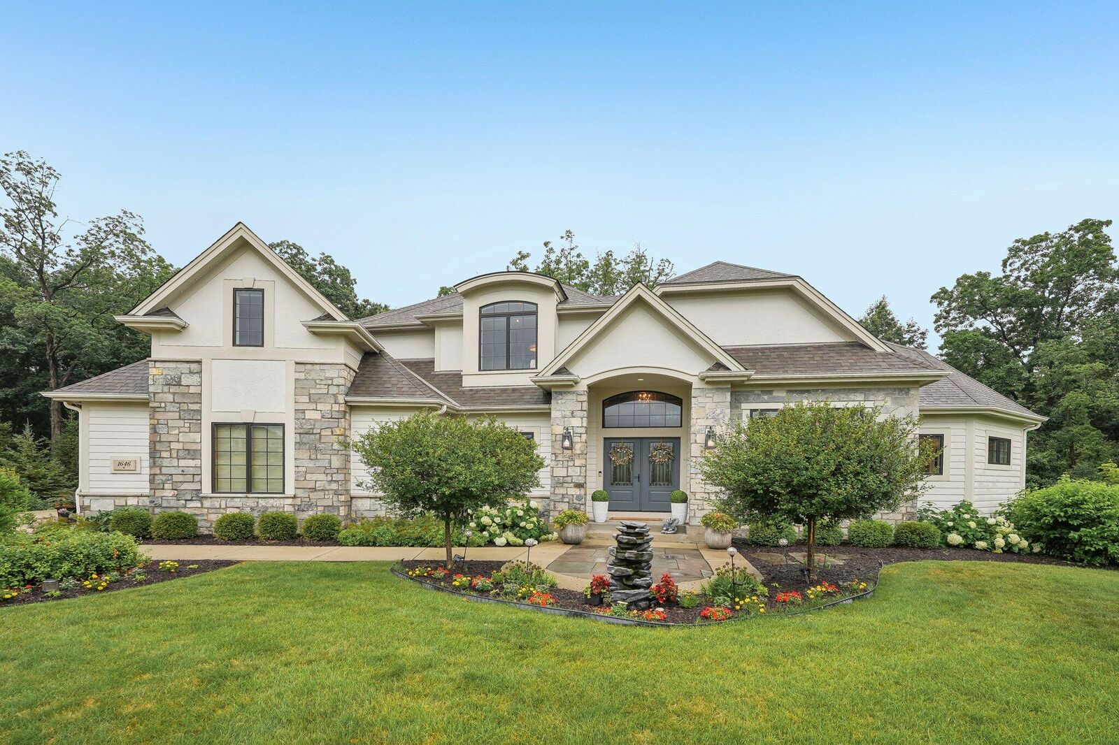 Property Photo:  1646 Twisted Oak Ct  WI 53029 
