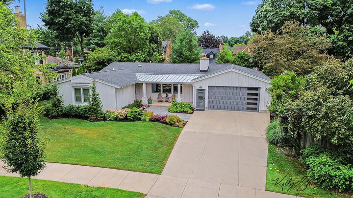 Property Photo:  818 Iroquois Drive SE  MI 49506 