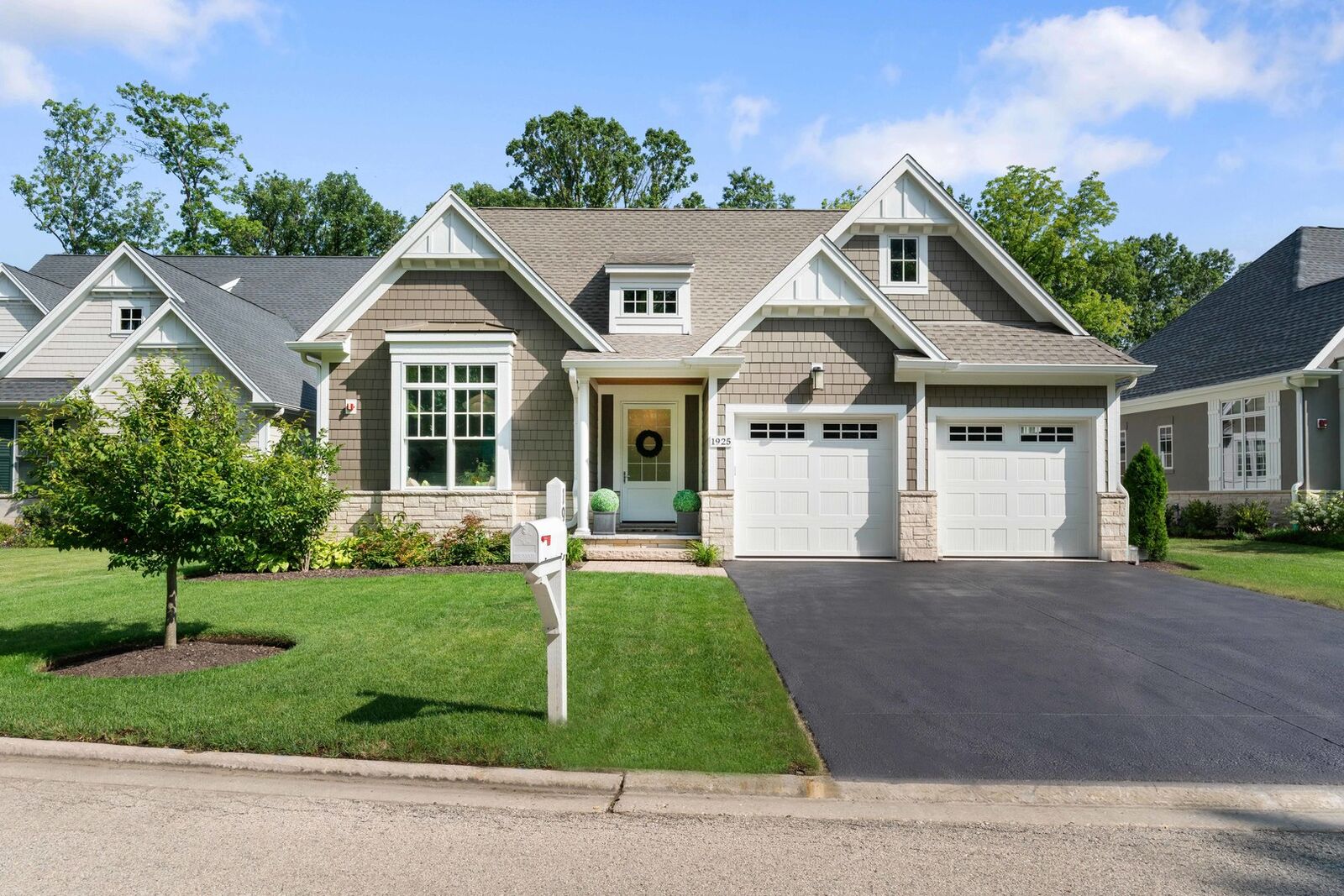 Property Photo:  1925 Amberley Court  IL 60045 