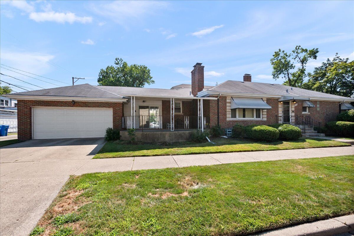 Property Photo: 6939 N Francisco Avenue IL 60645
