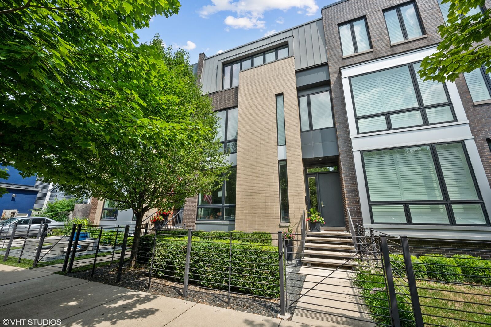 Property Photo: 1544 W Montana Street IL 60614