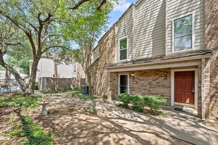 Property Photo: 1100 Brighton Drive D TX 76012