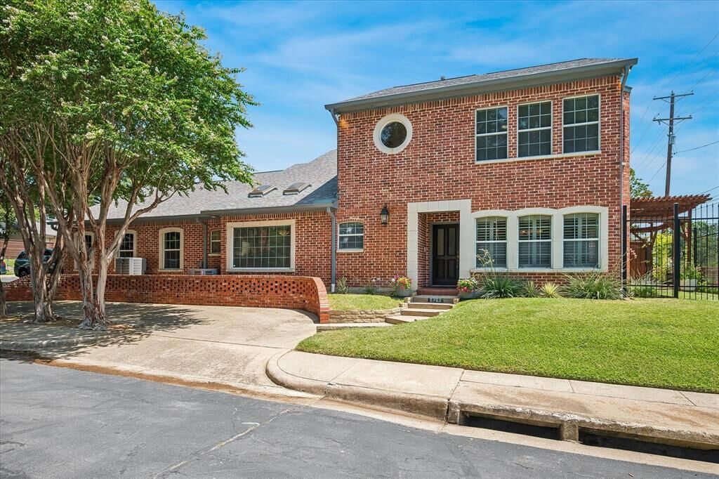 Property Photo:  2702 Lawtherwood Court  TX 75214 