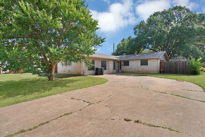 Property Photo: 509 Henslee Drive TX 76040