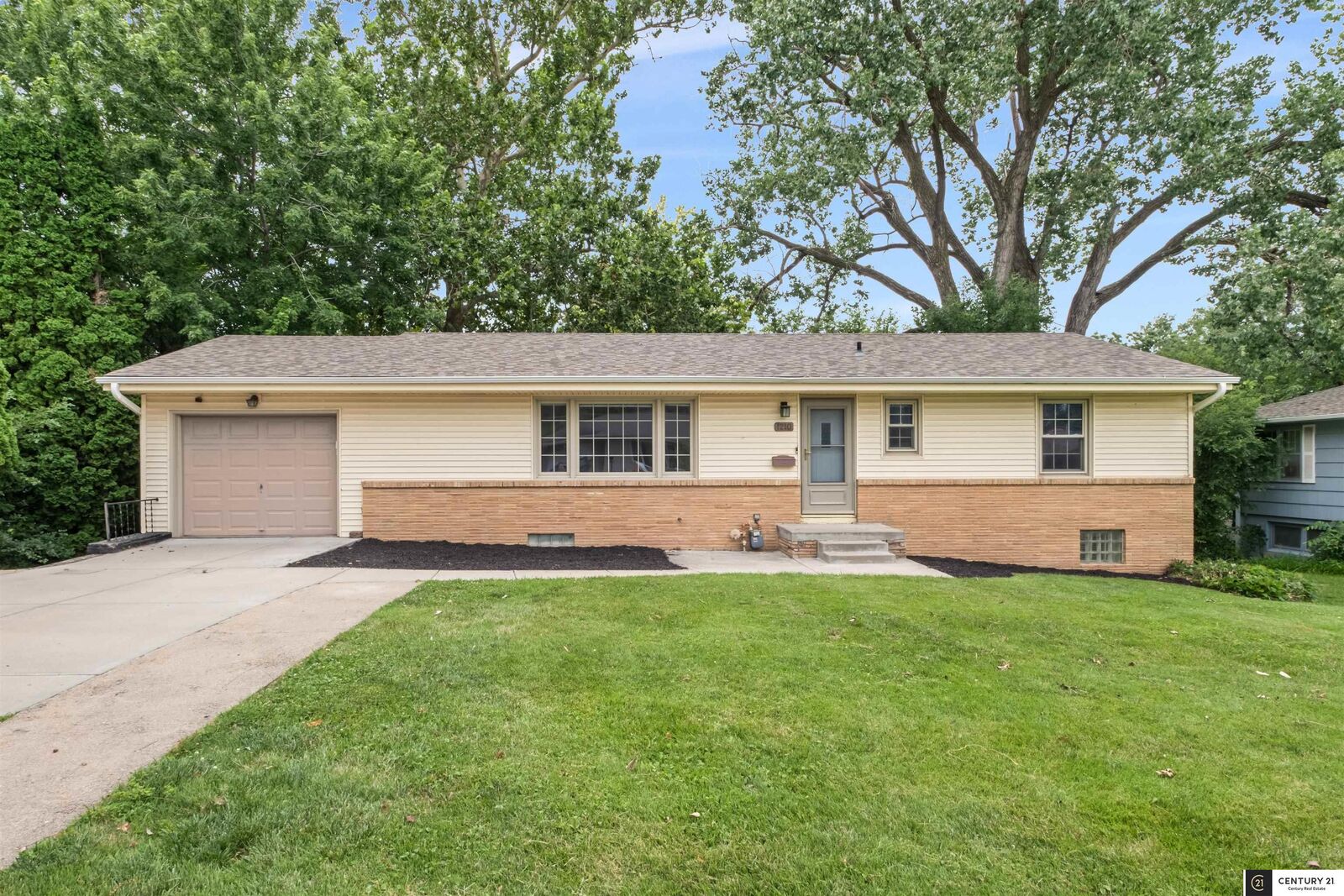 Property Photo:  1210 Hillcrest Drive  NE 68005 