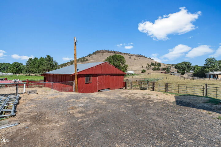Property Photo:  2185 SE Paulina Highway  OR 97754 