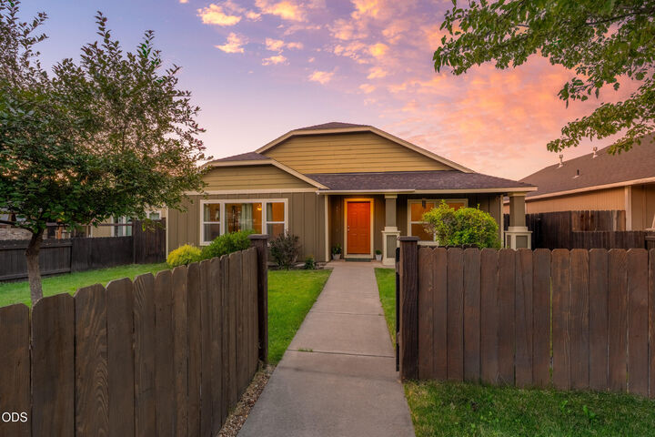Property Photo: 3375 SW Obsidian Avenue OR 97756
