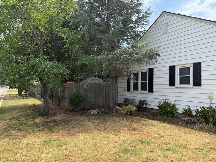 Property Photo:  824 E Elm Street  OK 73521 