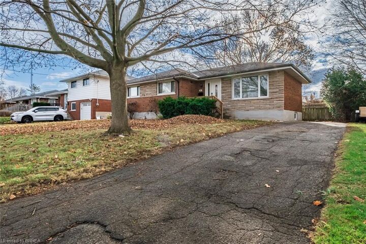 Property Photo:  21 Hickery Place  ON N3S 3C7 