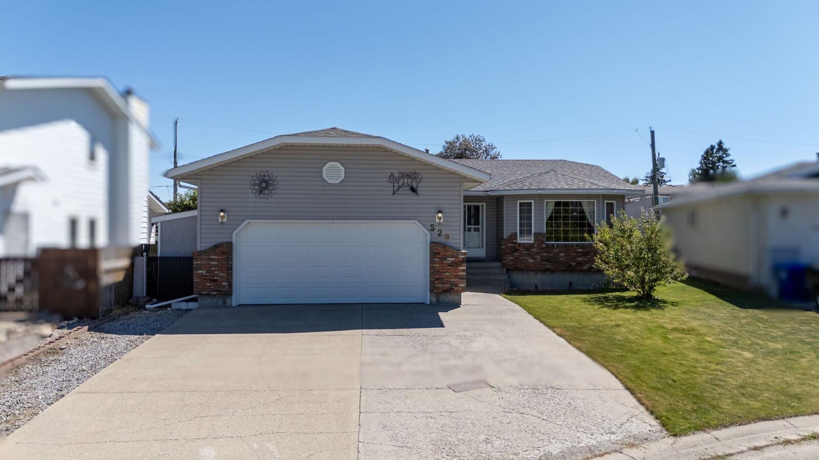 Property Photo:  529 53 Avenue W  AB T0L 0T0 