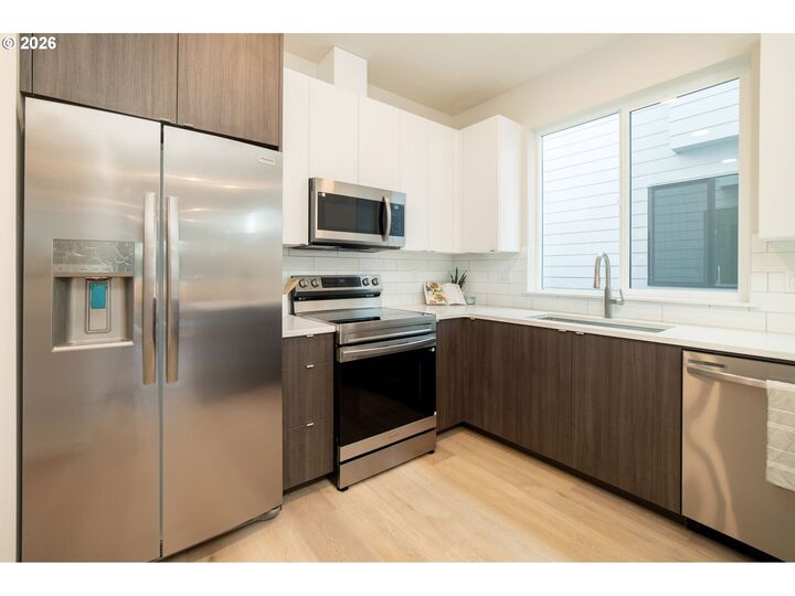 Property Photo:  4202 SE Ellis St  OR 97206 