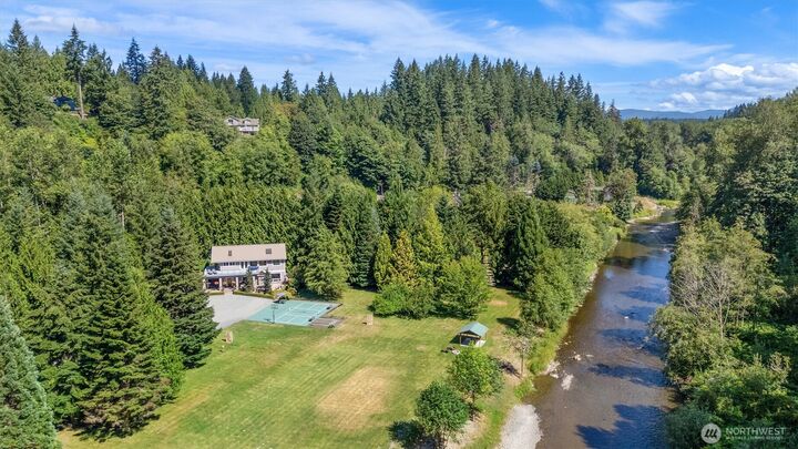 Property Photo:  2109  Russell Road  WA 98290 