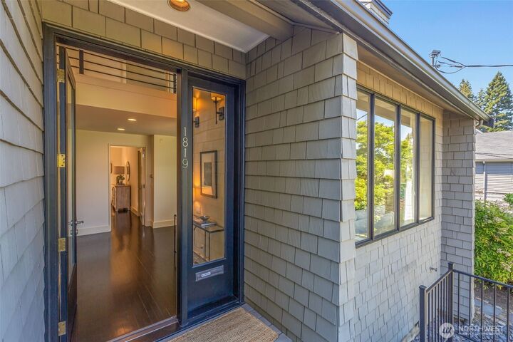 Property Photo: 1819 39th Avenue E WA 98112